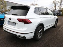 Pure white pure white Gebraucht 2024 VW Tiguan Allspace R-line SUV | 39.807 € (Teuer)