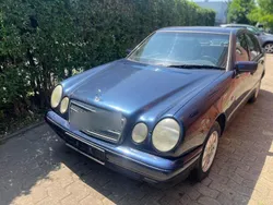 Blau Gebraucht 1997 Mercedes E220 Limousine | 1.800 €