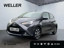 Grau Gebraucht 2021 Toyota Aygo X-play Kleinwagen | 11.490 € (Fairer Preis)