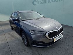 Grau Gebraucht 2023 Skoda Octavia Tour Kombi | 27.460 € (Etwas zu teuer)