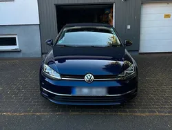 Blau Gebraucht 2017 VW Golf VII Edition Kleinwagen | 12.500 €
