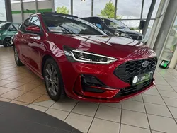 Rot Gebraucht 2023 Ford Focus ST-Line Kombi | 24.900 € (Guter Preis)