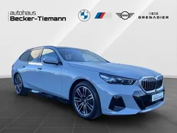 M brooklyn grau Gebraucht 2024 BMW 520 M Sport Kombi | 56.897 € (Guter Preis)