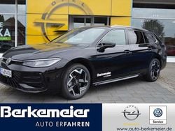 Grenadillschwarz Gebraucht 2024 VW Passat R-line Kombi | 46.790 € (Guter Preis)