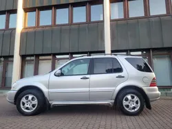 Brillantsilber metalliclack Gebraucht 2002 Mercedes ML270 SUV | 11.900 €