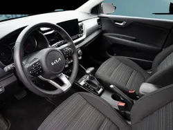 Grau Gebraucht 2024 Kia Stonic SUV | 19.849 € (Guter Preis)