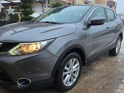 Grau Gebraucht 2015 Nissan Qashqai SUV | 12.200 € (Fairer Preis)