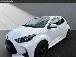 Weiß Gebraucht 2022 Toyota Yaris Hybrid Comfort Limousine | 17.490 € (Guter Preis)
