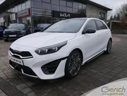 Deluxeweiss metallic Neu 2025 Kia Ceed GT GT-Line Limousine | 33.890 €