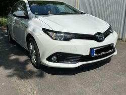 Weiß Gebraucht 2015 Toyota Auris Hybrid Limousine | 13.750 € (Fairer Preis)