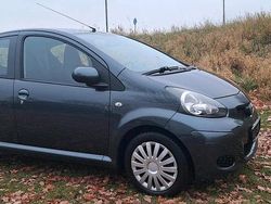 Grau Gebraucht 2010 Toyota Aygo Kleinwagen | 3.500 € (Fairer Preis)