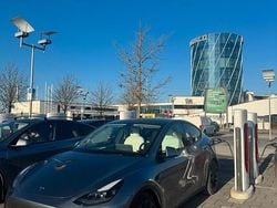 Silber Gebraucht 2024 Tesla Model Y Performance SUV | 39.950 € (Fairer Preis)