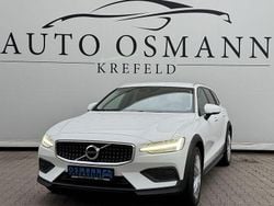 Weiß Gebraucht 2022 Volvo V60 CC Kombi | 23.500 € (Superpreis)