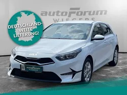 Carraraweiß Neu 2024 Kia Ceed Comfort Limousine | 22.970 € (Fairer Preis)
