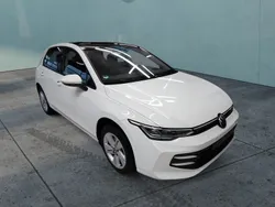 Weiß Gebraucht 2024 VW Golf VIII Life Limousine | 27.970 € (Etwas zu teuer)