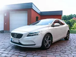 Weiß Gebraucht 2017 Volvo V40 Momentum Kombi | 18.490 € (Fairer Preis)