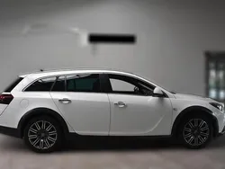 Weiß Gebraucht 2014 Opel Insignia Country Tourer | 15.320 €
