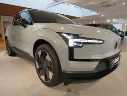 Grau Gebraucht 2024 Volvo EX30 Ultra SUV | 35.970 € (Fairer Preis)