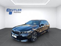 Black sapphire metallic Gebraucht 2025 BMW 520 M Sport Kombi | 54.550 € (Guter Preis)