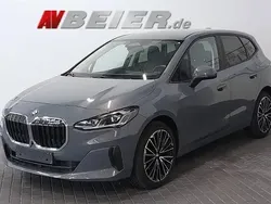 Grau (sparkling kupfergrau) Gebraucht 2024 BMW 218 Performance Van / Kleinbus | 26.890 € (Guter Preis)