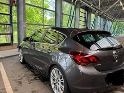 Grau Gebraucht 2011 Opel Astra Limousine | 5.000 € (Fairer Preis)