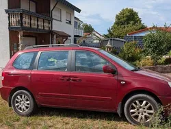 Rot Gebraucht 2007 Kia Carnival Van / Kleinbus | 2.000 €