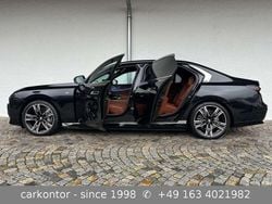 Blacksapphire metallic Gebraucht 2024 BMW 760 Limousine | 119.850 € (Superpreis)