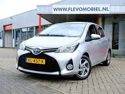 Grau Gebraucht 2016 Toyota Yaris Hybrid Trend Limousine | 10.950 € (Fairer Preis)