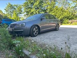 Grau Gebraucht 2005 VW Jetta Limousine | 2.500 € (Etwas zu teuer)