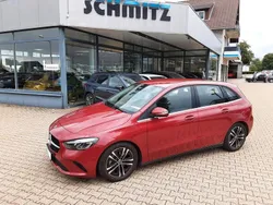 Rot Gebraucht 2023 Mercedes B180 Van / Kleinbus | 26.990 € (Fairer Preis)