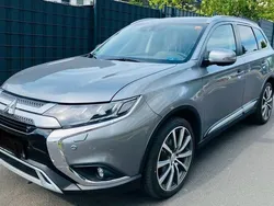 Grau Gebraucht 2020 Mitsubishi Outlander Diamant Edition SUV | 20.800 € (Fairer Preis)