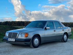 Beige Gebraucht 1991 Mercedes E260 Limousine | 14.000 €