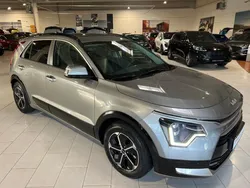 Grau (metallic) Gebraucht 2022 Kia Niro Spirit SUV | 34.304 € (Teuer)