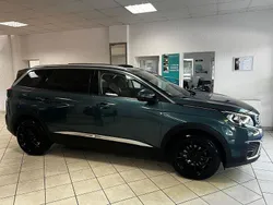 Grün Gebraucht 2018 Peugeot 5008 Allure Van / Kleinbus | 13.900 € (Fairer Preis)
