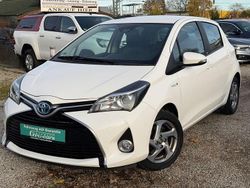 Weiß Gebraucht 2016 Toyota Yaris Hybrid Edition-S Limousine | 12.390 € (Fairer Preis)