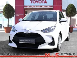 Weiß Gebraucht 2022 Toyota Yaris Basis Limousine | 13.550 € (Fairer Preis)