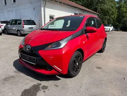 Rot Gebraucht 2015 Toyota Aygo X-play Kleinwagen | 7.450 € (Fairer Preis)