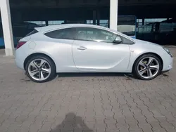 Weiß Gebraucht 2011 Opel Astra GTC Innovation Limousine | 4.000 € (Fairer Preis)