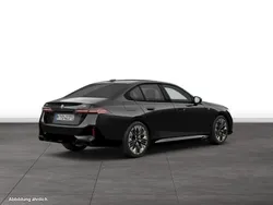 Black sapphire metallic Gebraucht 2024 BMW i5 Comfort Edition Limousine | 66.554 €