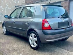 Grau Gebraucht 2002 Renault Clio II Kleinwagen | 1.500 € (Fairer Preis)