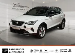Weiß (weiß/magnetic grau metallic) Gebraucht 2024 Seat Arona FR SUV | 22.430 € (Fairer Preis)
