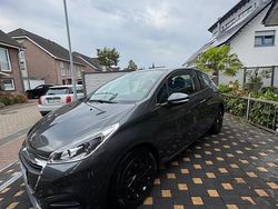 Grau Gebraucht 2016 Peugeot 208 Kleinwagen | 6.800 € (Etwas zu teuer)