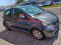 Grau Gebraucht 2006 Toyota Aygo City Kleinwagen | 500 € (Fairer Preis)