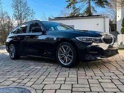 Schwarz Gebraucht 2019 BMW 330 Advantage Kombi | 24.999 € (Fairer Preis)