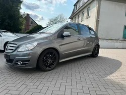 Grau Gebraucht 2009 Mercedes B200 Van / Kleinbus | 8.900 €