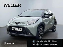 Urban khaki, dach mysticschwarz mica (gruen) Neu 2025 Toyota Aygo Kleinwagen | 16.790 €
