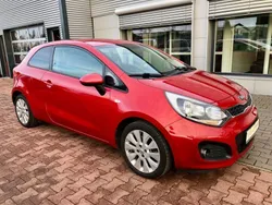 Rot Gebraucht 2014 Kia Rio FIFA World Cup Edition Kleinwagen | 5.499 € (Fairer Preis)