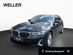Black sapphire (schwarz) Gebraucht 2021 BMW 520 Luxury Line Kombi | 29.870 € (Superpreis)