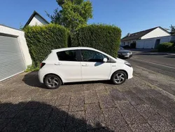Weiß Gebraucht 2015 Toyota Yaris Hybrid Comfort Limousine | 7.850 € (Superpreis)