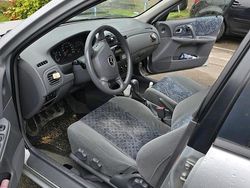 Grau Gebraucht 1999 Mazda 323F Kombi | 1.900 €